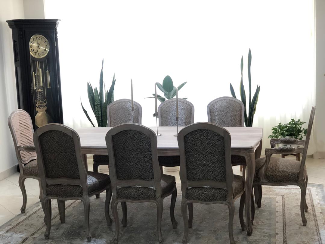 میز ناهارخوری سم آهویی با صندلی فرانسوی تاج گرد